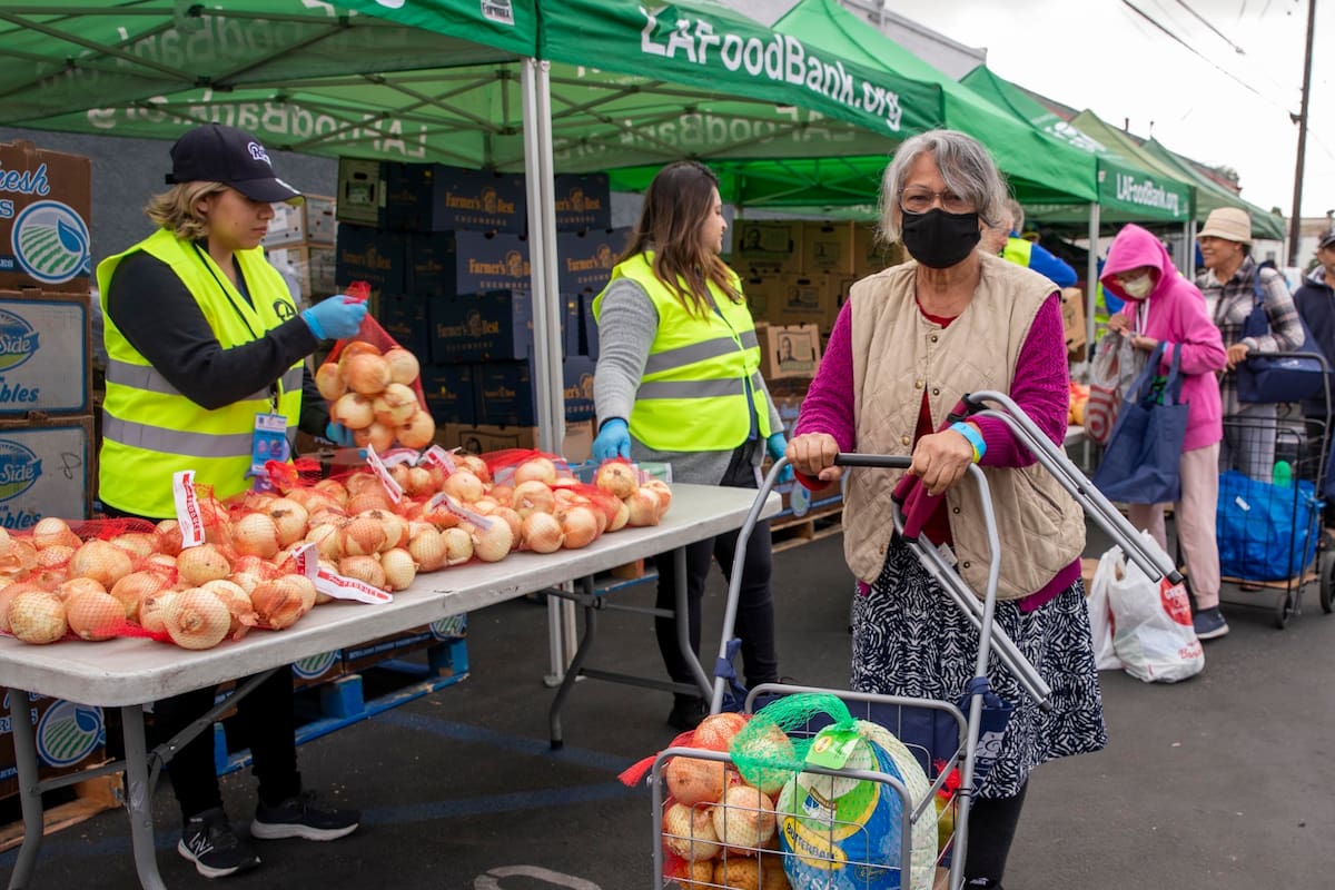 Voluntarios del Los Ángeles Regional Food Bank distribuirán alimentos gratuitos durante marzo (Archivo)