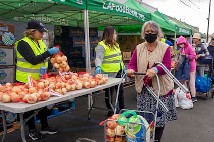 Voluntarios del Los Ángeles Regional Food Bank distribuirán alimentos gratuitos durante marzo (Archivo)