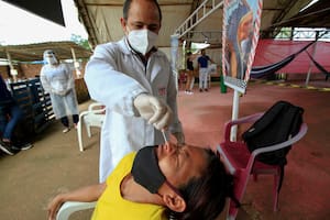 Voluntarios médicos hisopan a indigenas del barrio Parque das Tribos en Manaos, Amazonas
