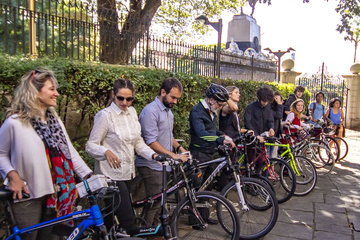 Voluntarios miden la calidad del aire mientras recorren ciudades de nuestro país usando sus bicicletas