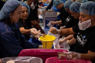 Voluntarios preparan millones de comidas para neoyorquinos en el 24° aniversario del 11-S