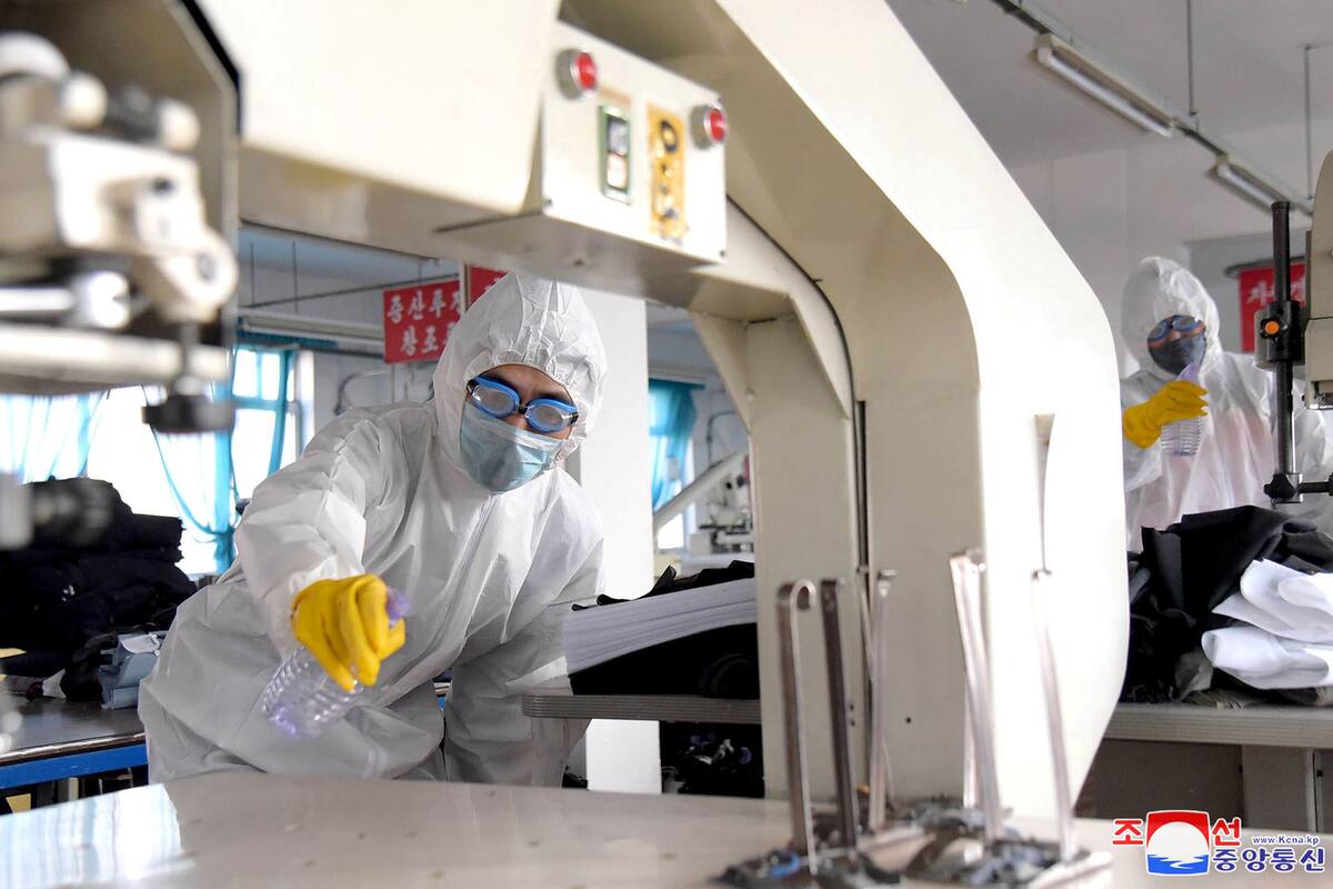 Voluntarios realizan trabajos de desinfección durante una campaña antivirus en Pyongyang, Corea del Norte, el 4 de marzo