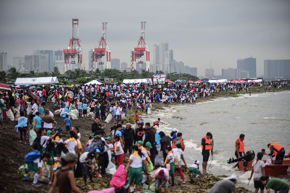 Voluntarios recogen basura mientras participan en el 34º Día Internacional de Limpieza en Manila, Filipinas