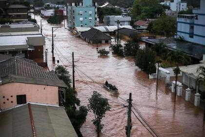 Voluntarios rescatan residentes atrapados en Sao Sebastiao do Cai, en Rio Grande do Sul  (Archivo)