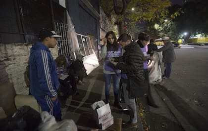 Voluntarios toman los datos de un grupo en situación de calle en una ranchada de Constitución y Lima