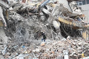 La agónica incertidumbre de quienes buscan a sus familiares entre las ruinas de La Guaira y esperan ayuda humanitaria