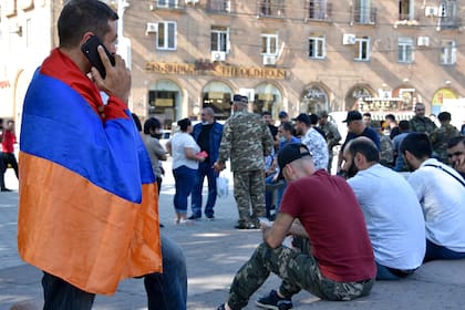 Voluntarios y veteranos, que están listos para ir al frente en Nagorny Karabakh, se reúnen en Ereván el 27 de septiembre de 2020
