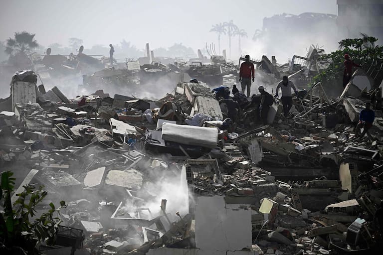 Volunteers search for possible victims in a collapsed building following twin earthquakes in Caraballeda, La Guaira state, some 40 km northeast of Caracas, on June 25, 2026. The death toll from twin quakes, measured at magnitudes 7.2 and 7.5, has risen to at least 188, with more than 1,520 others injured, top lawmaker Jorge Rodriguez reported, while residents continue searching for missing relatives. (Photo by Federico PARRA / AFP)