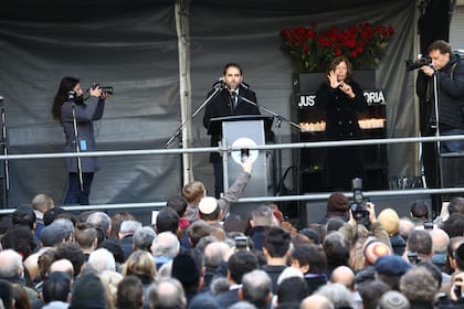“Volvemos a Pasteur" fue una de las consignas del acto en homenaje a las víctimas del atentado a la AMIA, a 28 años. (Foto: Gerardo Viercovich - LA NACION)