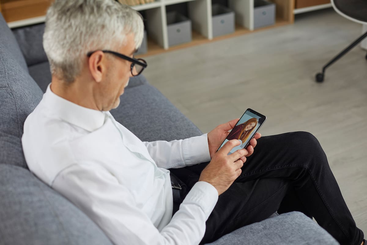Volver a tener una cita después de muchos años encuentra a personas +50 en un mundo nuevo de apps y códigos