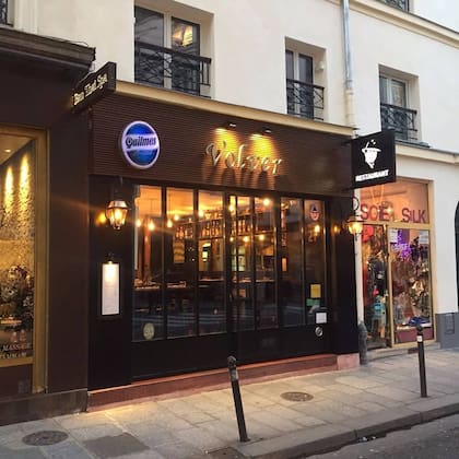 Volver, el restaurante más argentino de París, con la imagen de Carlos Gardel en el frente
