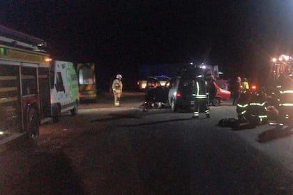 Volvían de un cumpleaños. Iban ocho en un auto viejo y chocaron de frente en la ruta: cuatro muertos