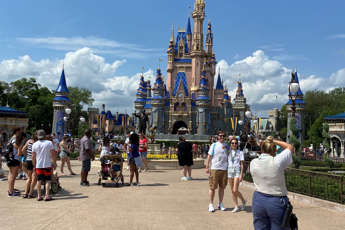 Volvieron las filas para subir a los juegos de Disney y ya no es necesario usar barbijo en los espacios al aire libre