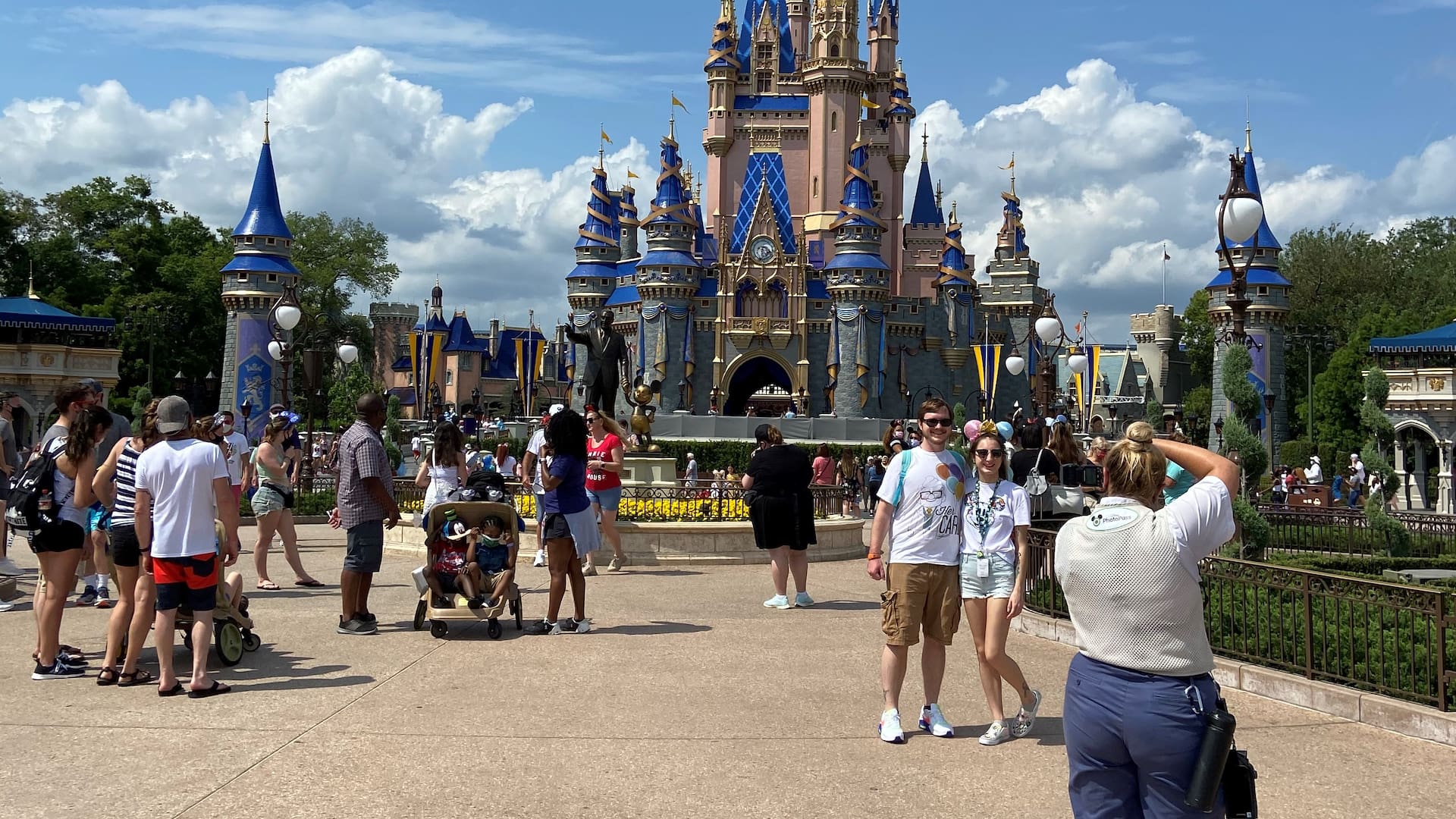 Volvieron las filas para subir a los juegos de Disney y ya no es necesario usar barbijo en los espacios al aire libre