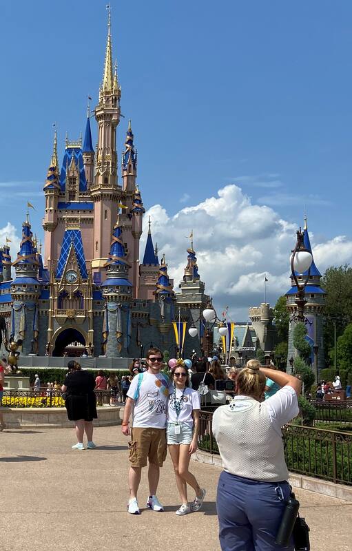 Volvieron las filas para subir a los juegos de Disney y ya no es necesario usar barbijo en los espacios al aire libre