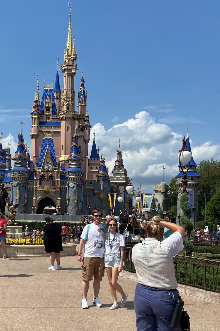 Volvieron las filas para subir a los juegos de Disney y ya no es necesario usar barbijo en los espacios al aire libre