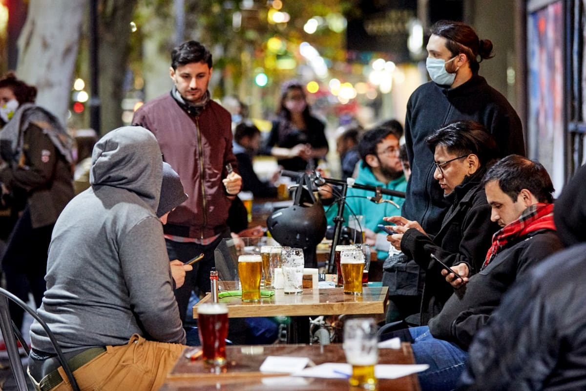 Volvieron las salidas en grupo a los bares de Mendoza