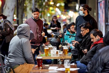 Volvieron las salidas en grupo a los bares de Mendoza