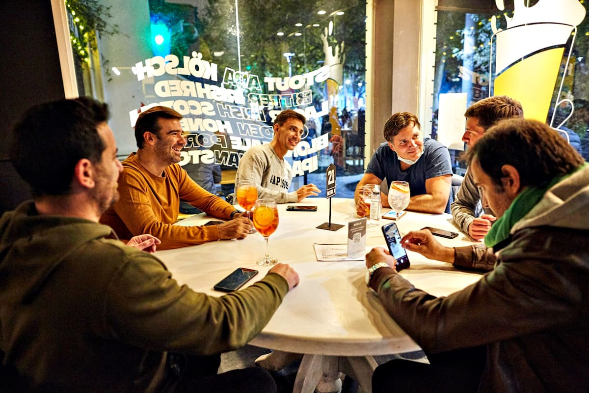 Volvieron las salidas en grupo a los bares de Mendoza