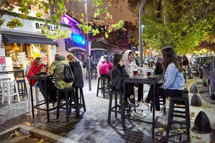 Desde el jueves, la calle Arístides Villanueva, eje de la gastronomía mendocina, volvió a ofrecer postales de amigos reunidos