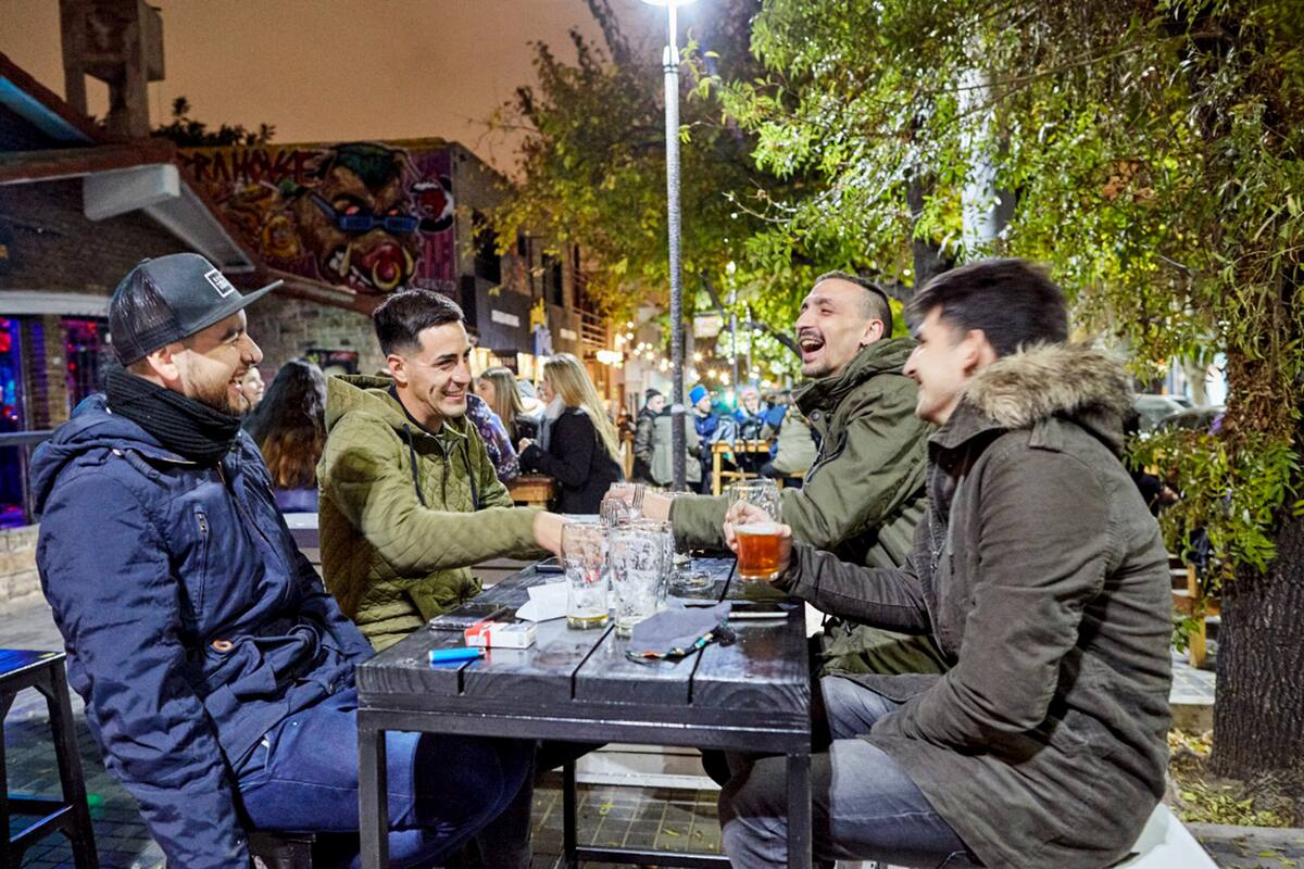 Volvieron las salidas en grupo a los bares de Mendoza