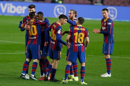 Volvieron los festejos en Barcelona; Ousmane Dembele, autor del 1-0,  se abraza con Messi