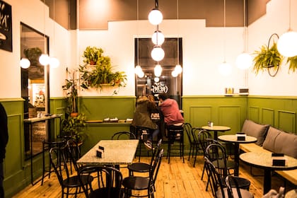 Volvieron y se instalaron en Tandil, abriendo un local de comida
