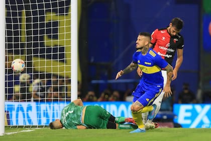 Volvió Benedetto, marcó un gol y se quejó del estado del césped