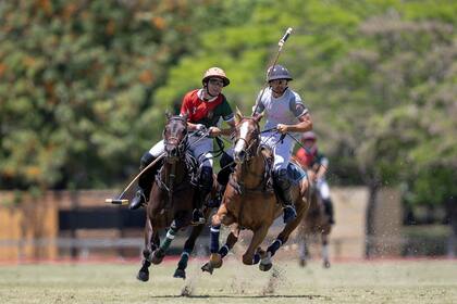 Iñaki Laprida, de Cría Geté, se anticipa a Victorino Ruiz Jorba, de La Cañada, que quedó eliminado en el camino al Argentino Abierto.