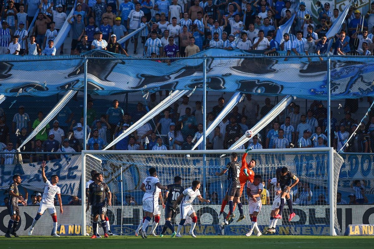 Volvió el público al Monumental José Fierro, pero Sebastián Torrico no los dejó festejar.