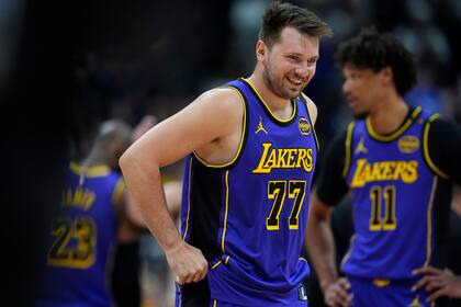 Volvió la sonrisa de Luka Doncic que fue la gran figura de los Lakers sobre los Nuggets, en Denver (AP Foto/David Zalubowski)