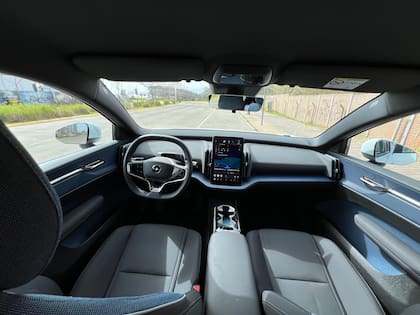 Volvo eliminó prácticamente todos los botones físicos y centralizó las funciones en una rápida pantalla táctil vertical de 12,3 pulgadas