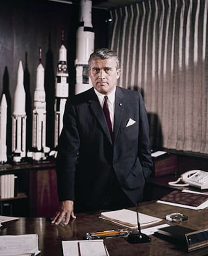 Von Braun en su cargo de directivo de la NASA, en mayo de 1964