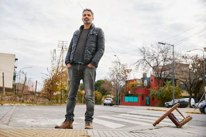 Von Zeschau es politólogo de la UBA, tiene una maestría en la Universidad de Alcalá de Henares (España) y está realizando un doctorado en la Universidad de Granada, además de una especialización en política norteamericana en la Universidad de Austin.