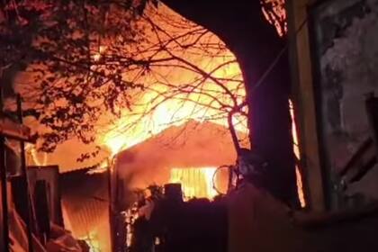 Voraz incendio en un asentamiento en Chacarita