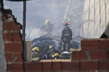 Voraz incendio en un depósito de papel y cartones en Quilmes