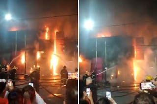 Casi un centenar de bomberos combatieron un voraz incendio que consumió un complejo de papeleras