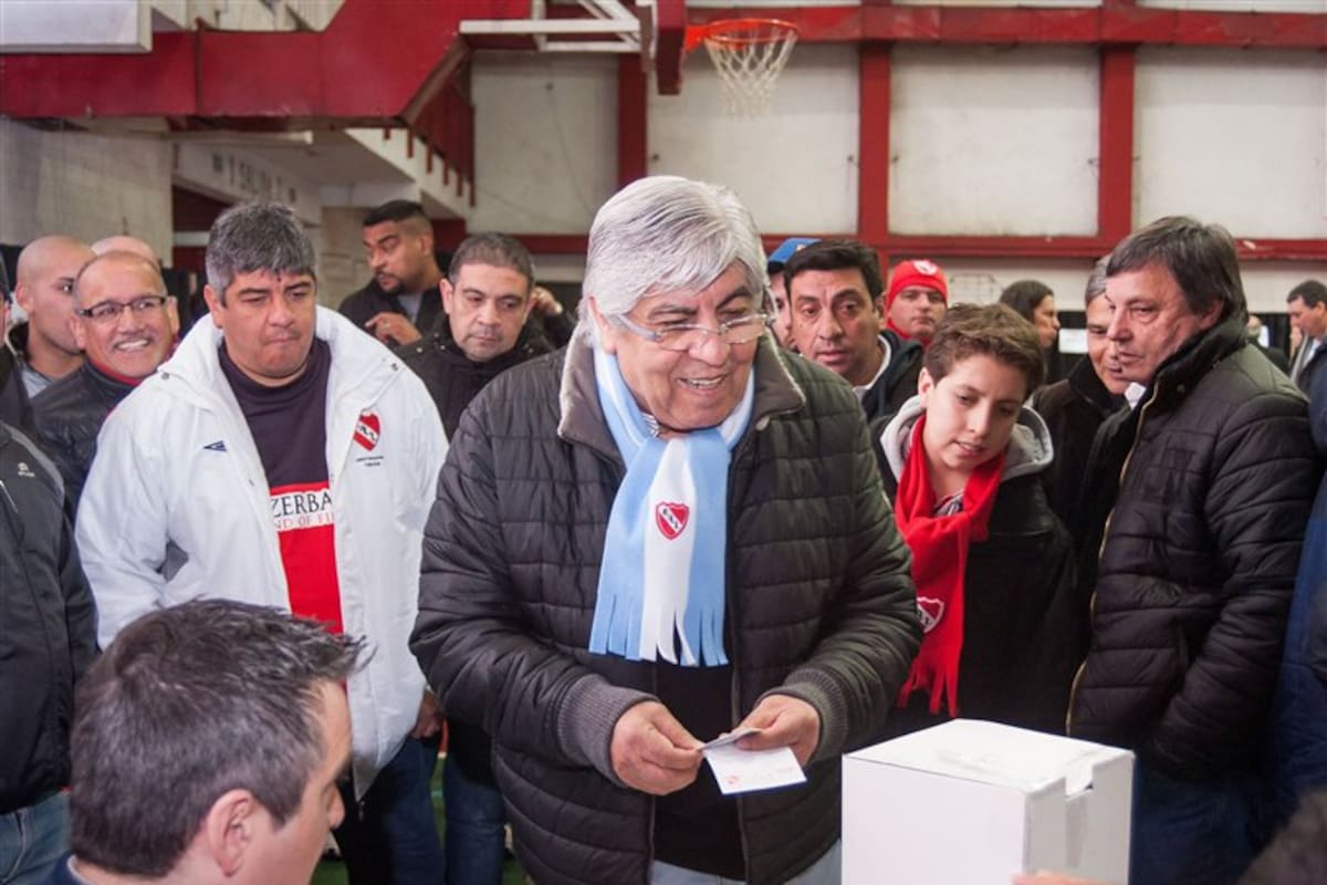Vota Hugo Moyano, secundado por su hijo Pablo, a la izquierda, y Héctor Maldonado, clave en la campaña, a la derecha