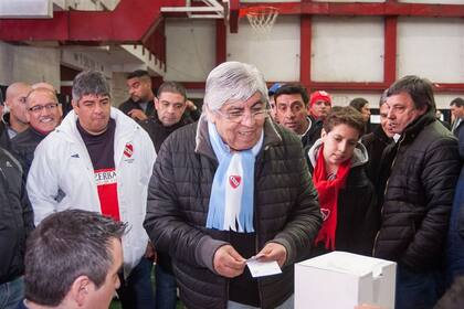 Vota Hugo Moyano, secundado por su hijo Pablo, a la izquierda, y Héctor Maldonado, clave en la campaña, a la derecha