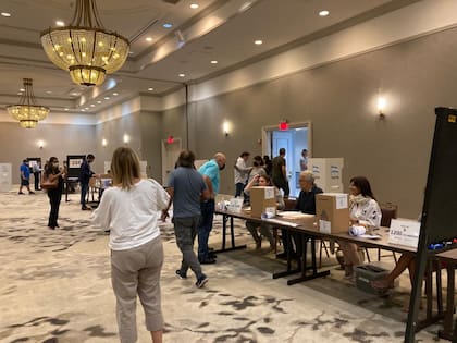 Votación de argentinos en Miami, en un hotel al lado del consulado, en 2021