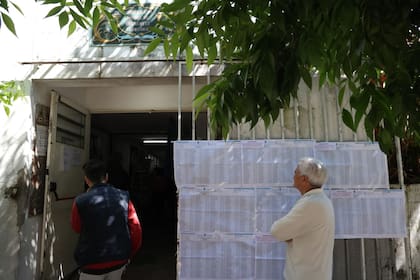 Votación en la escuela Nro. 63 Miguel de Cervantes Saavedra, en Tapiales, La Matanza