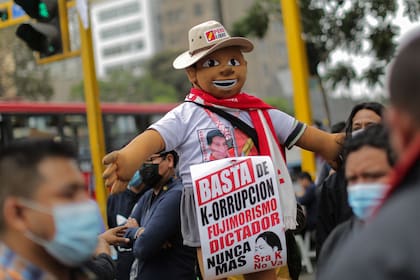 Votantes de Castillo enarbolan un muñeco de su candidato y protestan contra la "corrupción" de Fujimori