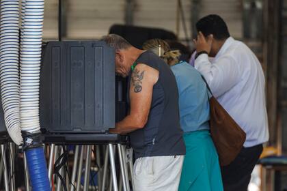 Votantes depositan sus boletas en las elecciones intermedias en el condado Miami-Dade, Florida, el 8 de noviembre del 2022, en Miami Beach. (David Santiago/Miami Herald via AP)