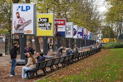 Votantes en elecciones generales holandesas tienen 27 partidos y 1166 candidatos para elegir