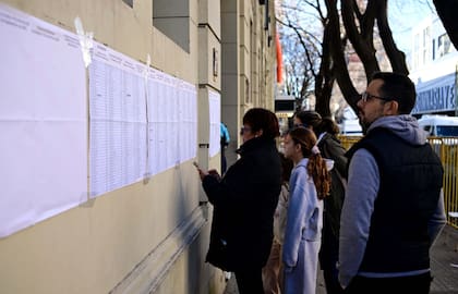 Votantes revisan el padrón electoral en La Plata