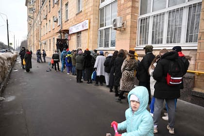 Votantes se congregan al mediodía para demostrar su oposición a Putin