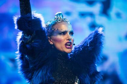 Natalie Portman es Celeste, una superviviente de una masacre estudiantil que está llamada a convertirse en una estrella de la música