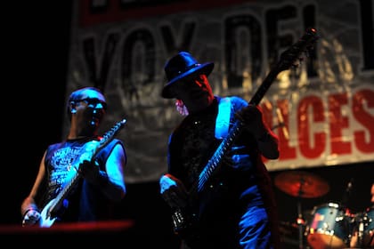 Willy Quiroga, al frente de su banda