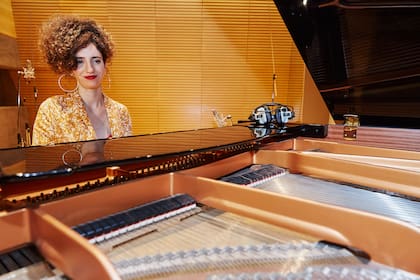 "Voy al piano en situaciones en donde siento que me está pasando algo y la verdad es que le doy curso o concibo a las canciones que cuando las voy haciendo se me ponen los ojos vidriosos", dice sobre su trabajo como compositora