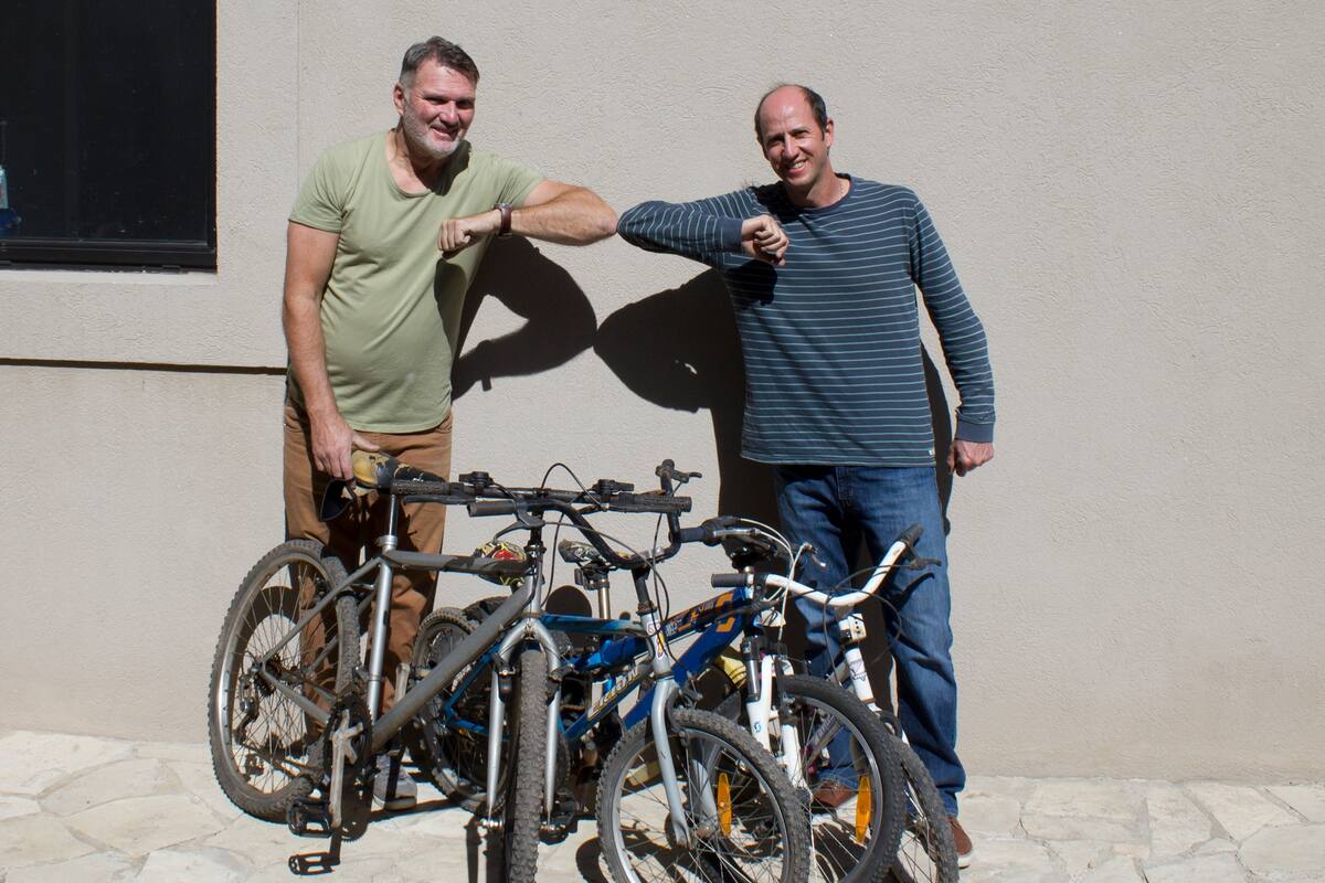 Voy en bici busca instalar el uso de la bicicleta como transporte en todo el país, pero también funciona como puente entre quienes tienen una bicicleta para donar y aquellos que más la necesitan